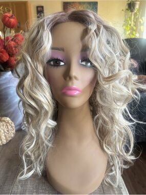 Natural Blonde Wavy Synthetic Wig with Soft Highlights